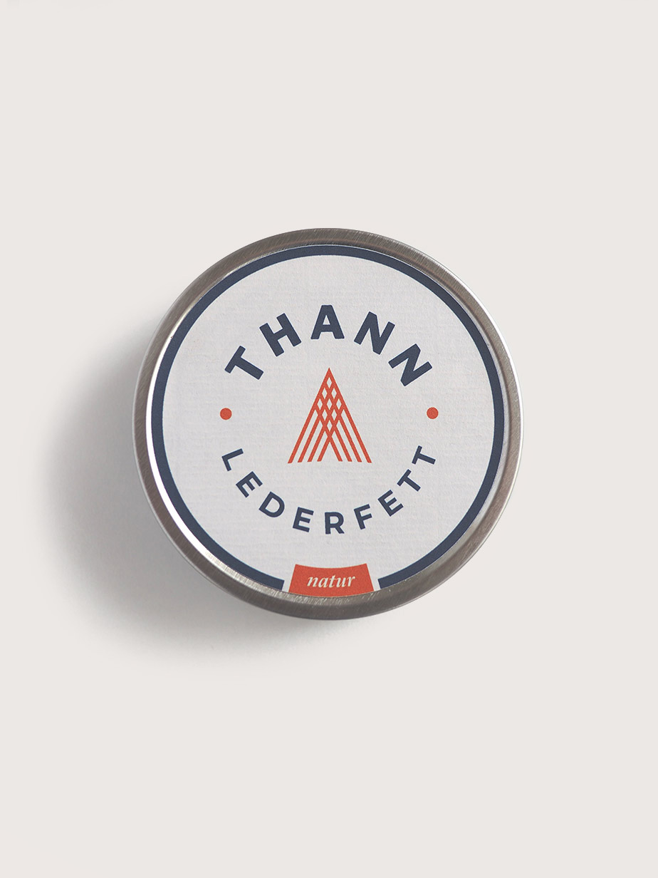 Runde Dose Thann Lederfett, das Etikett mit der Tanne in Fuchsrot