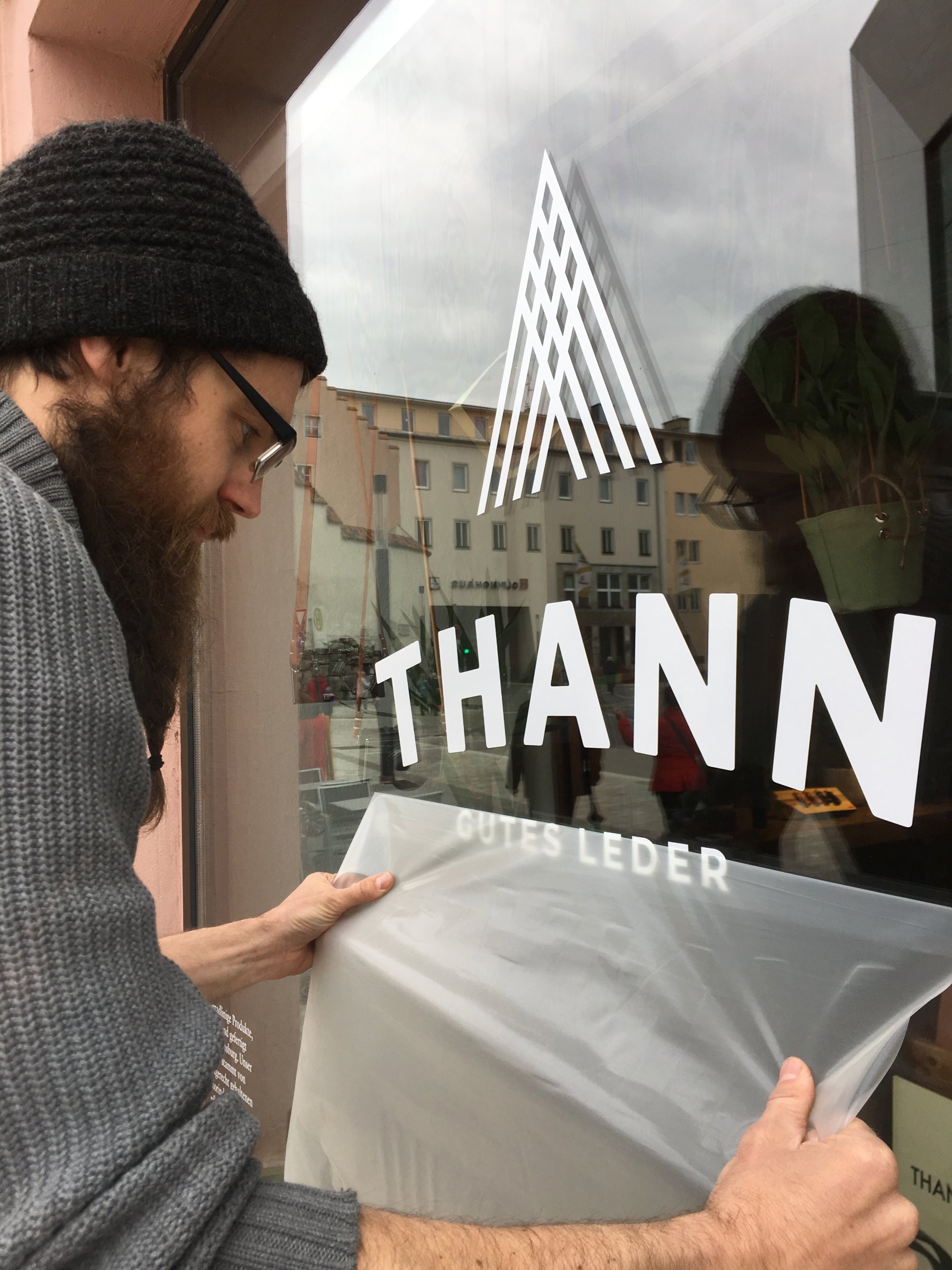 Beschriftung für das Schaufenster der Werkstatt